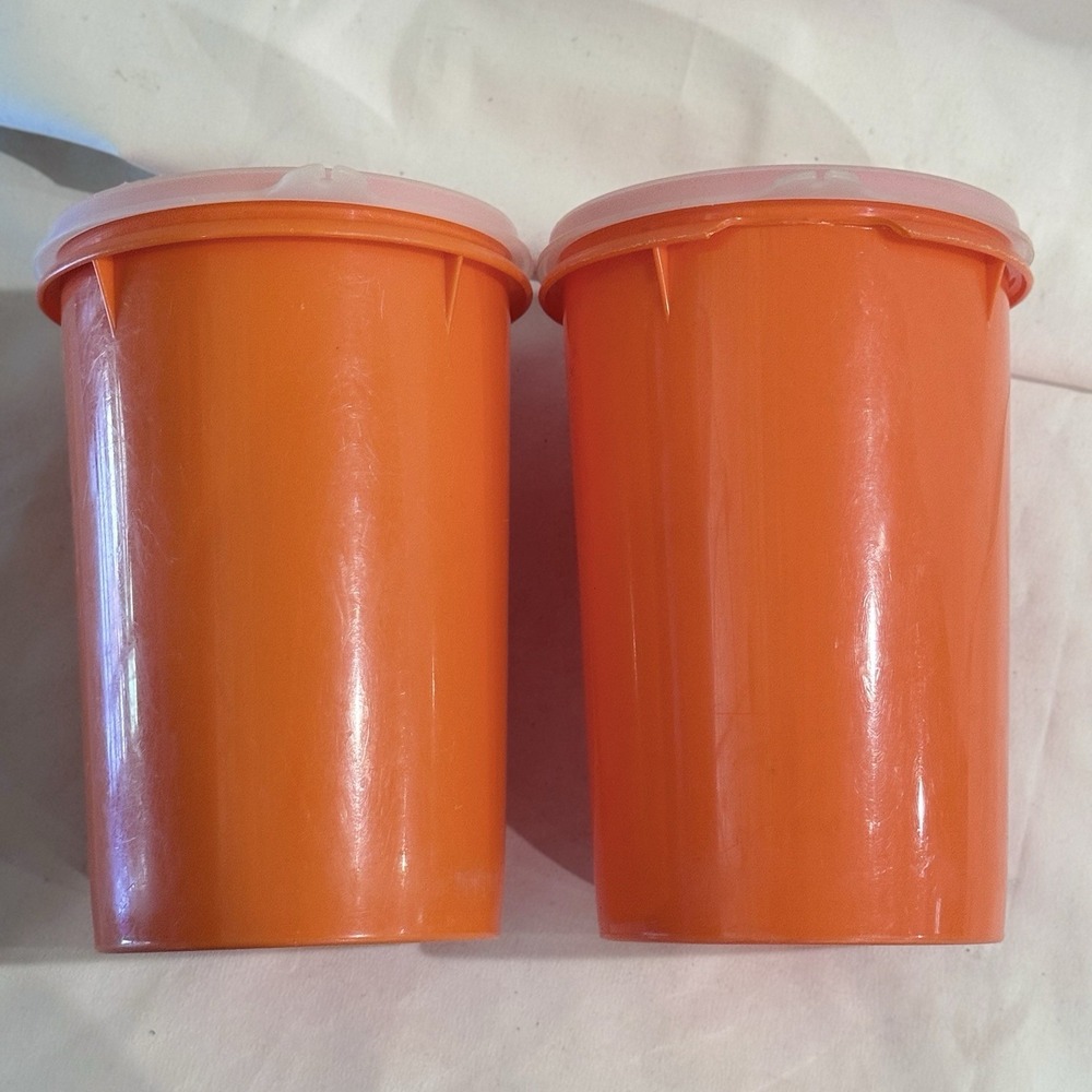2 Vintage Tupperware Handolier 32 oz Orange Pitchers #321 Sheer Fliptop Lid - Picture 3 of 11